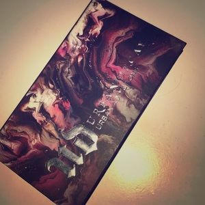 Urban decay beauty with an edge eyeshadow palett!